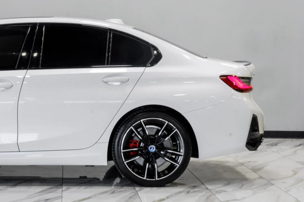2024 BMW 3 Series Image 19