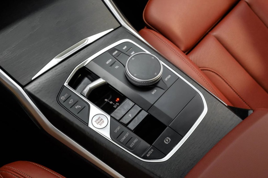 2024 BMW 3 Series Image 32