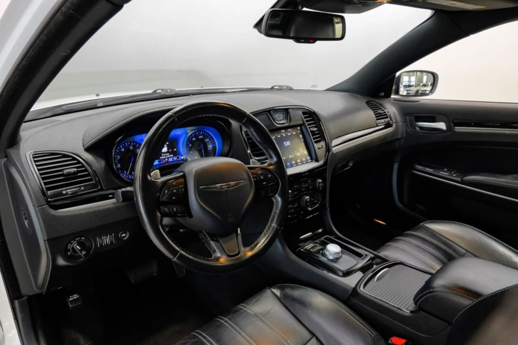 2022 Chrysler 300 Image 4