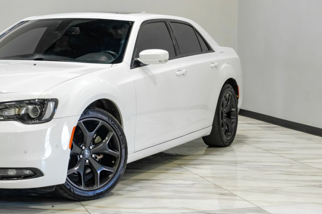 2022 Chrysler 300 Image 8