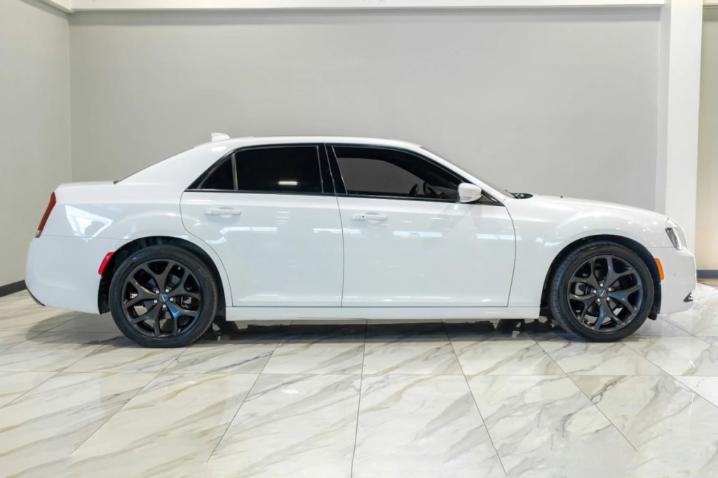 2022 Chrysler 300 Image 11