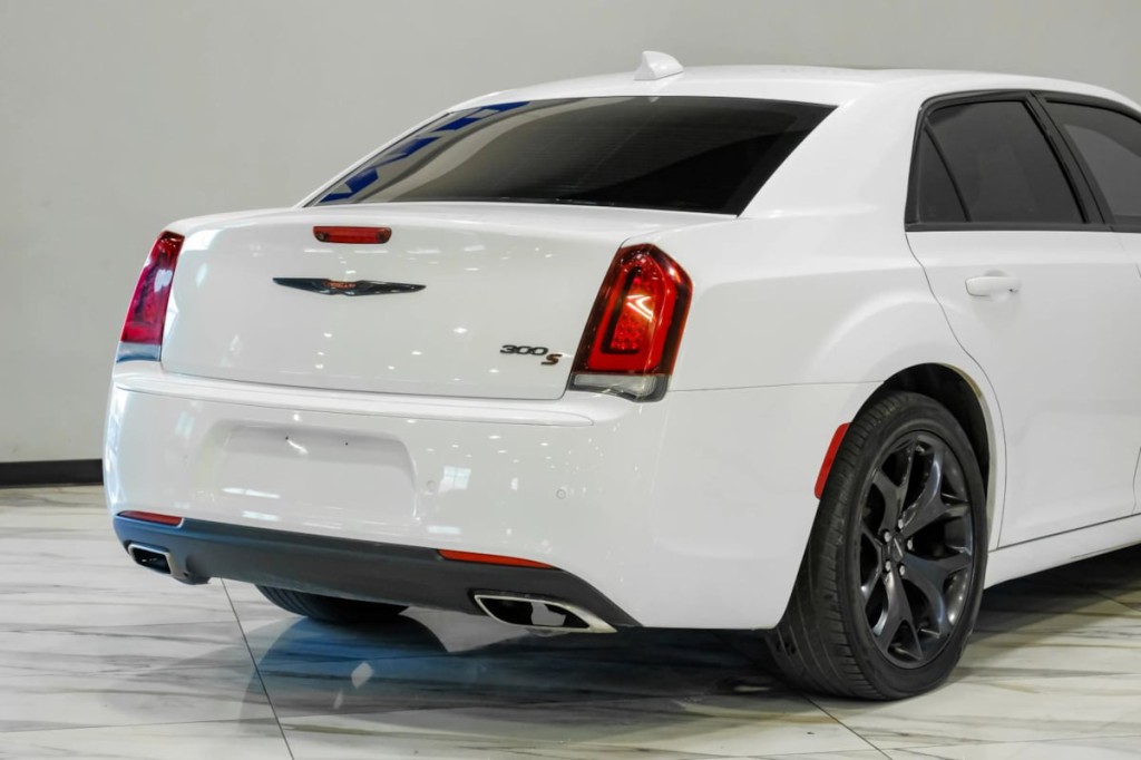 2022 Chrysler 300 Image 13