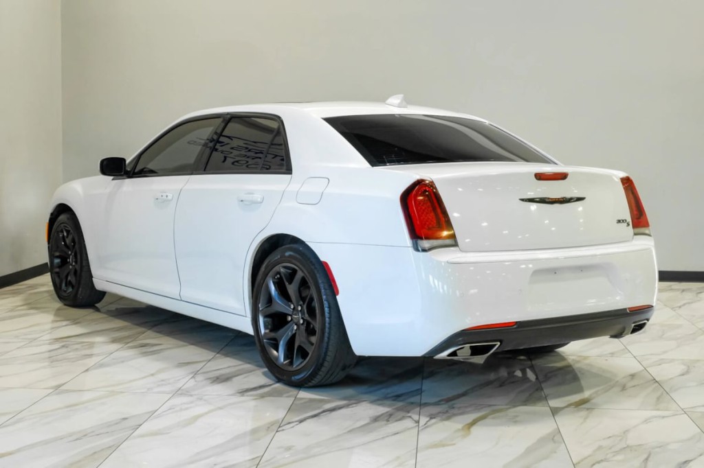 2022 Chrysler 300 Image 16