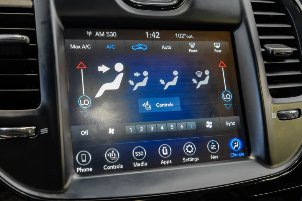 2022 Chrysler 300 Image 37