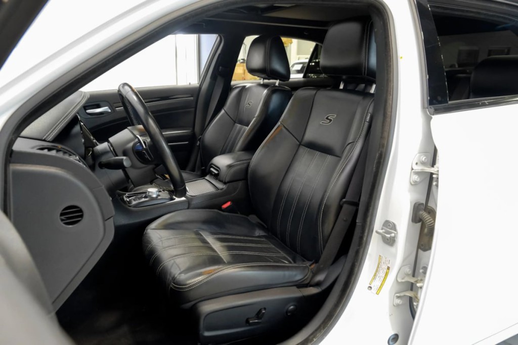 2022 Chrysler 300 Image 43