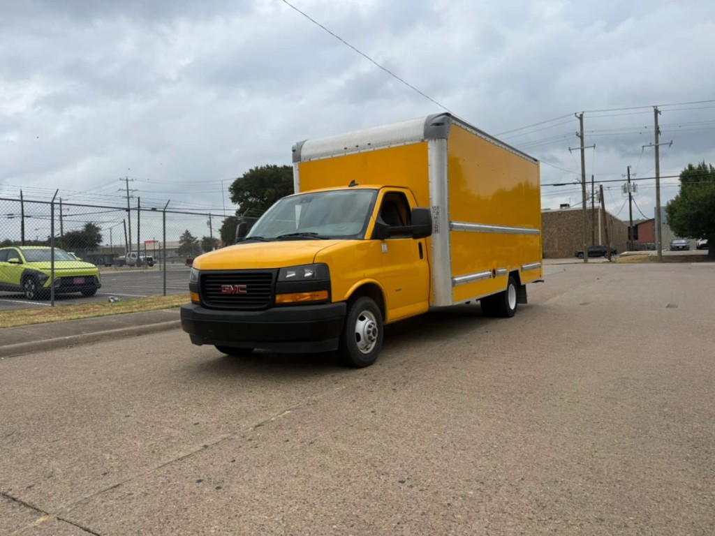 2021 GMC Savana Image 2