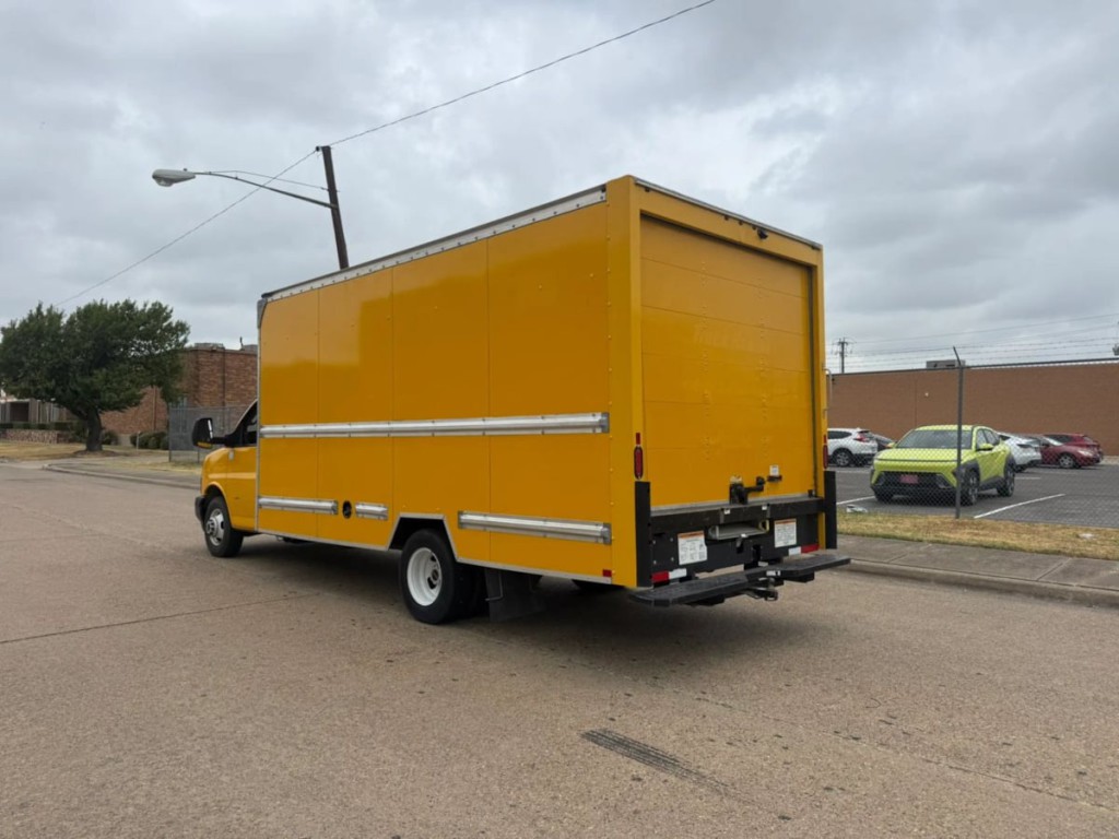 2021 GMC Savana Image 8