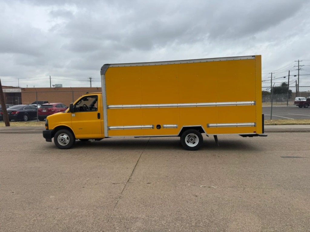 2021 GMC Savana Image 9