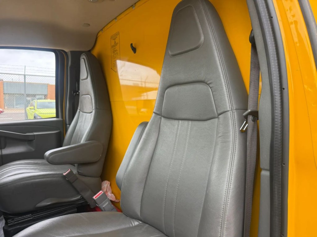 2021 GMC Savana Image 17