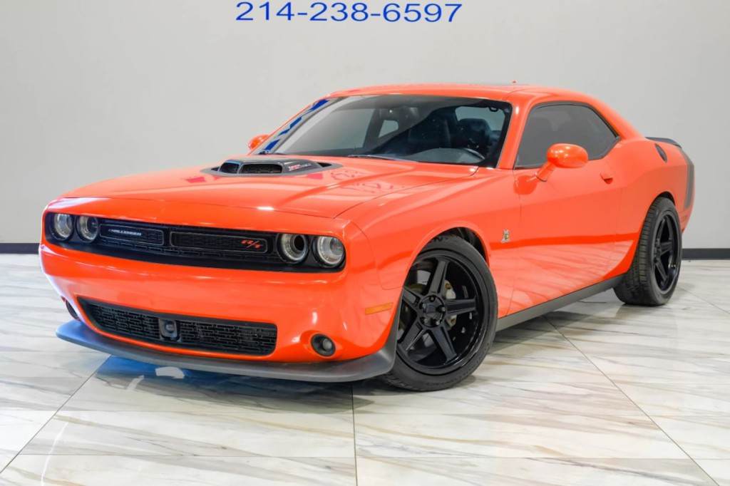 2016 Dodge Challenger Image 2