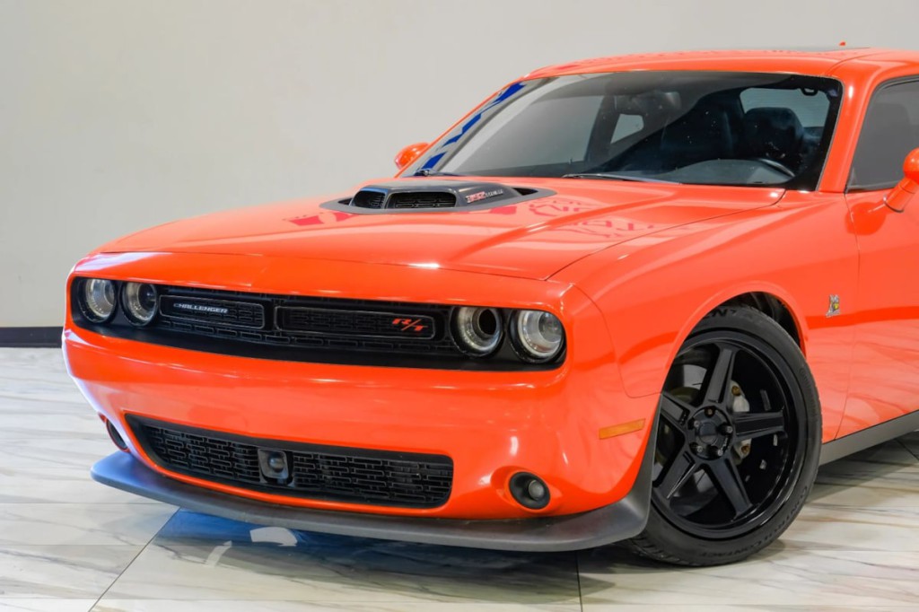 2016 Dodge Challenger Image 7