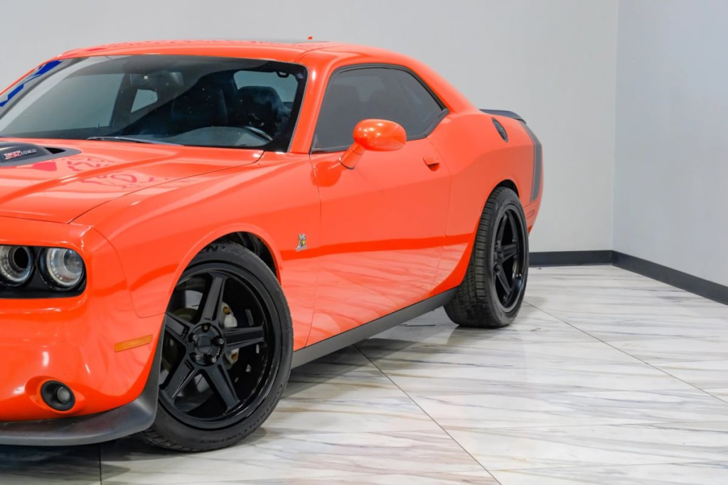 2016 Dodge Challenger Image 8