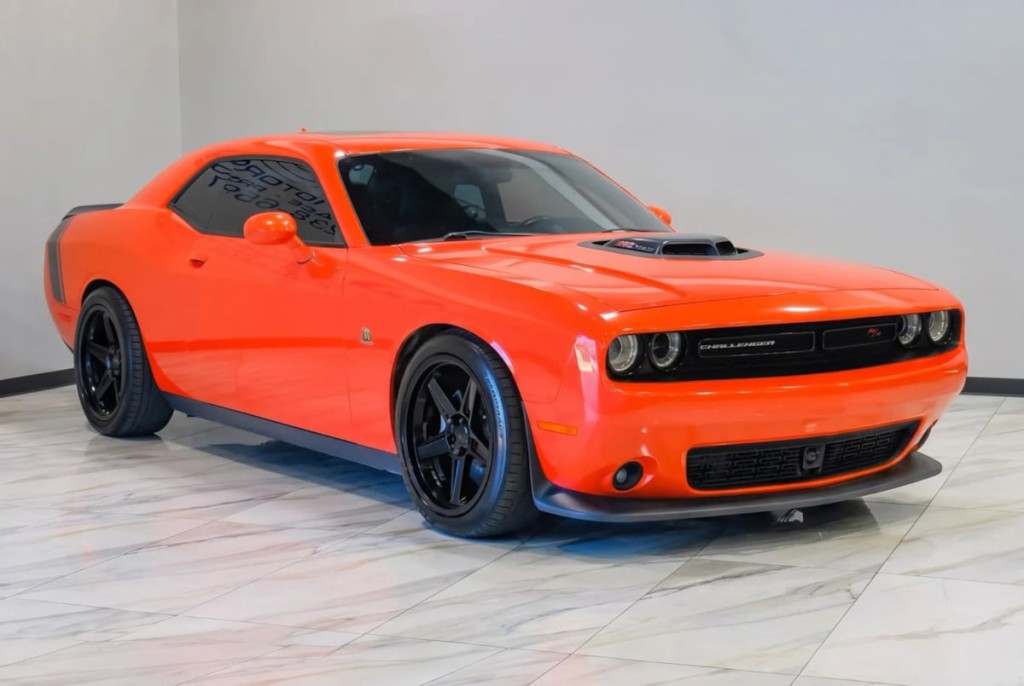 2016 Dodge Challenger Image 10