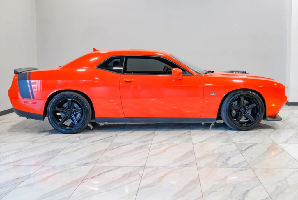 2016 Dodge Challenger Image 11