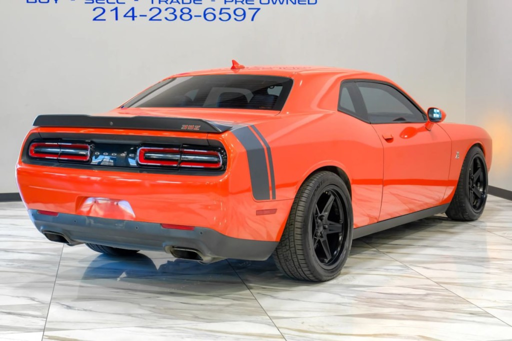 2016 Dodge Challenger Image 12