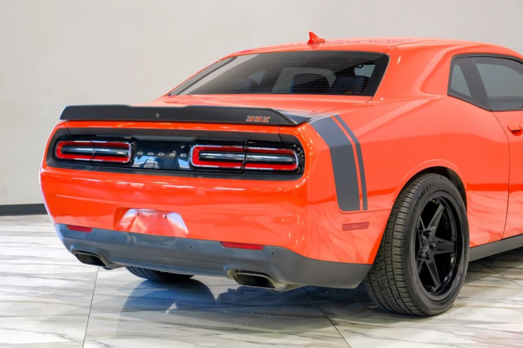 2016 Dodge Challenger Image 13