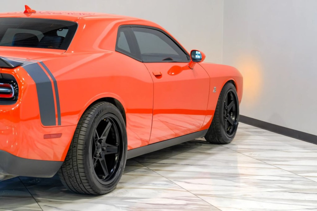 2016 Dodge Challenger Image 14