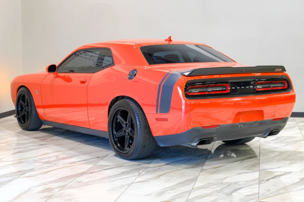 2016 Dodge Challenger Image 16