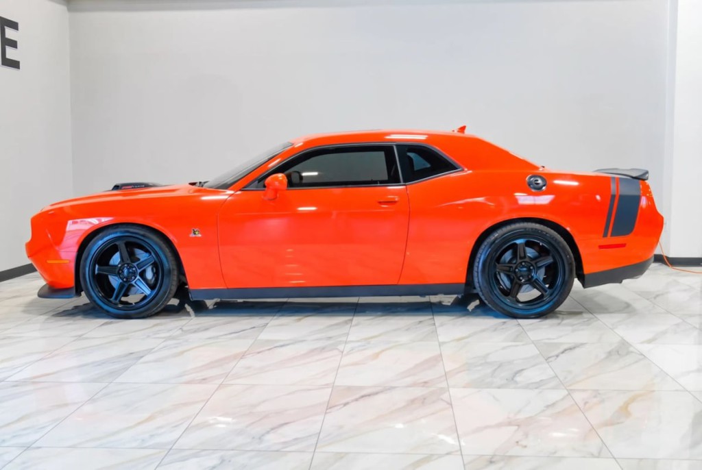 2016 Dodge Challenger Image 17