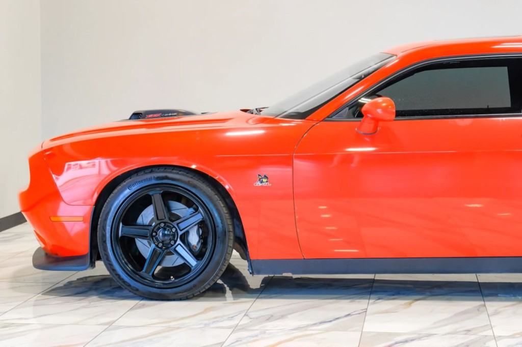 2016 Dodge Challenger Image 18