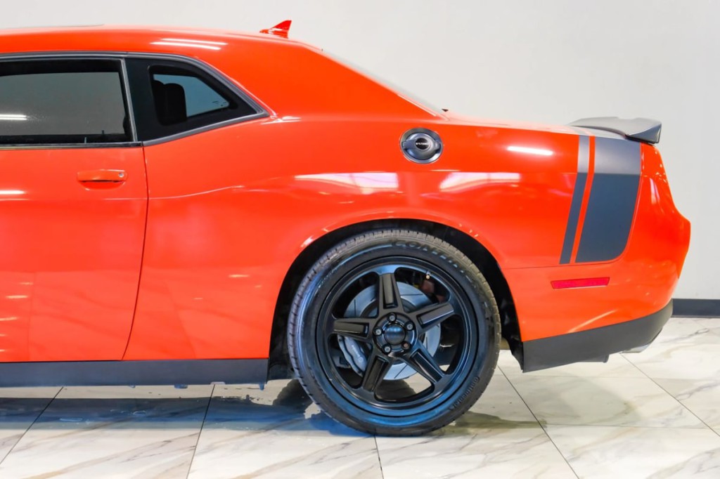 2016 Dodge Challenger Image 19