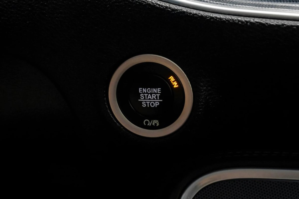 2016 Dodge Challenger Image 25