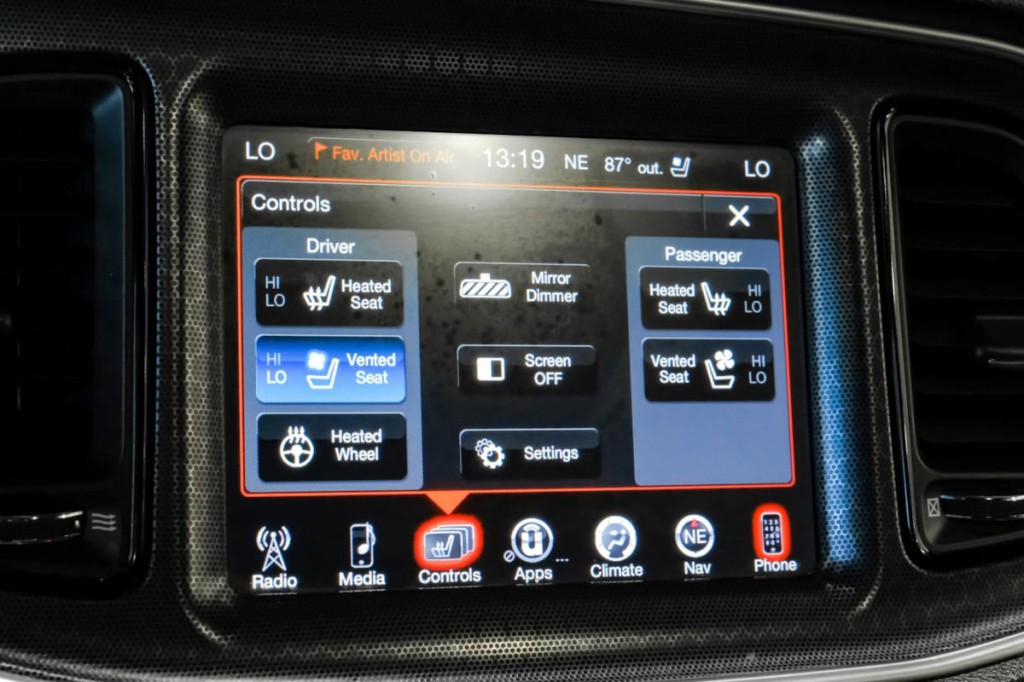2016 Dodge Challenger Image 32
