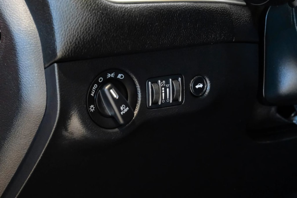 2016 Dodge Challenger Image 38