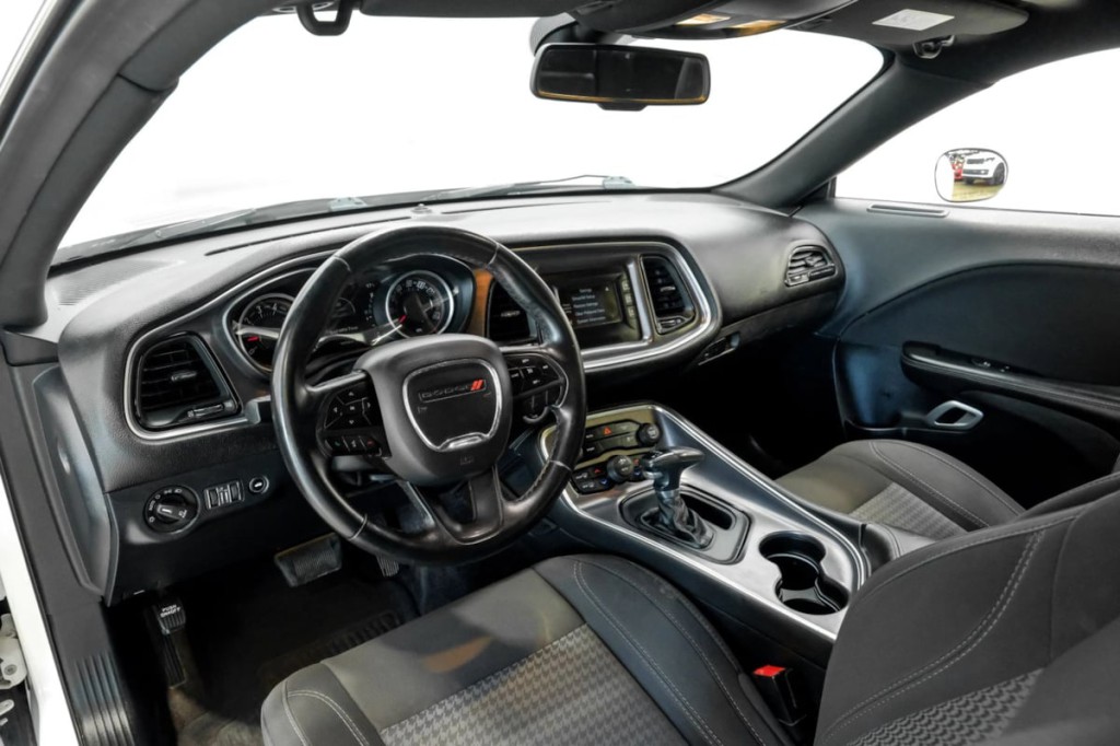 2017 Dodge Challenger Image 4