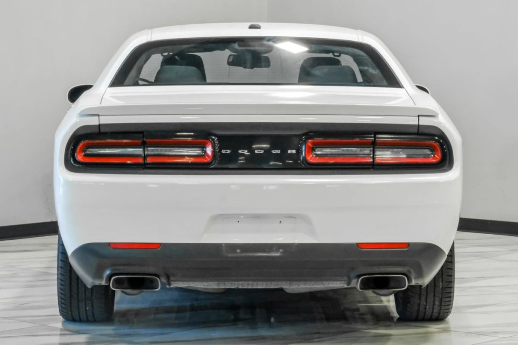 2017 Dodge Challenger Image 11