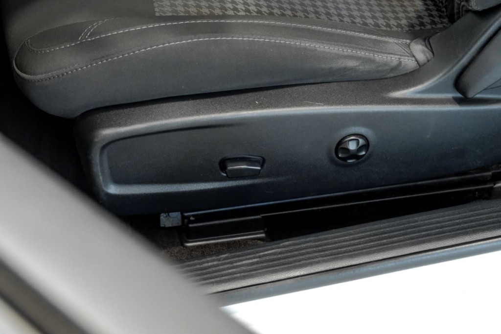 2017 Dodge Challenger Image 35