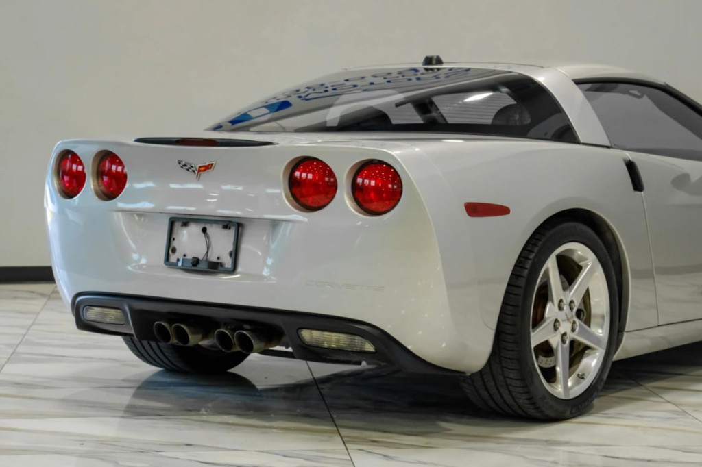 2005 Chevrolet Corvette Image 12