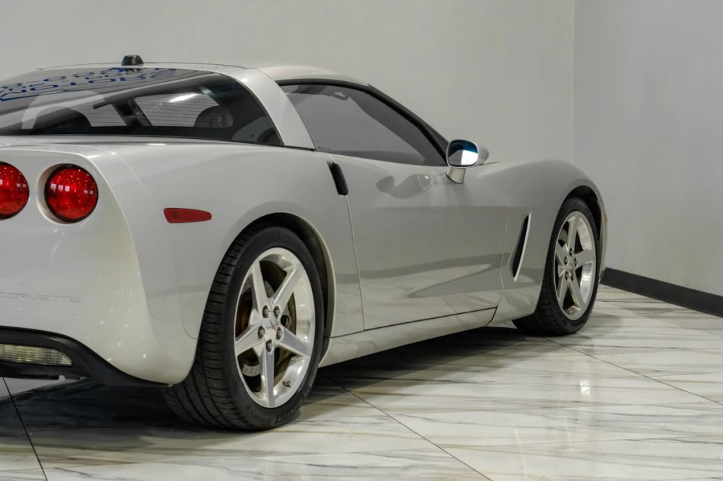 2005 Chevrolet Corvette Image 13