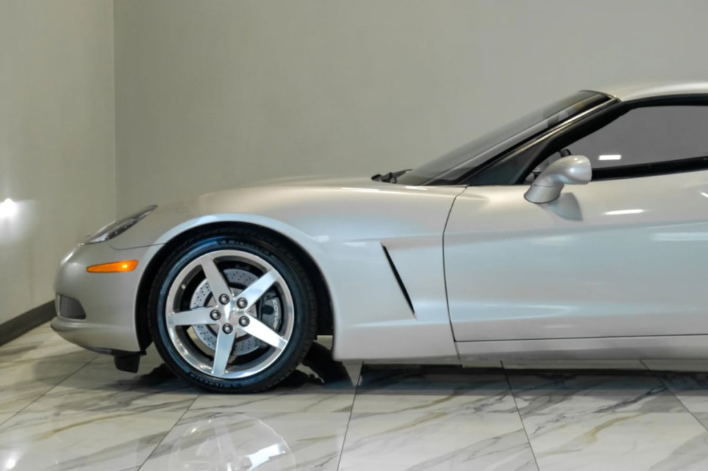 2005 Chevrolet Corvette Image 17