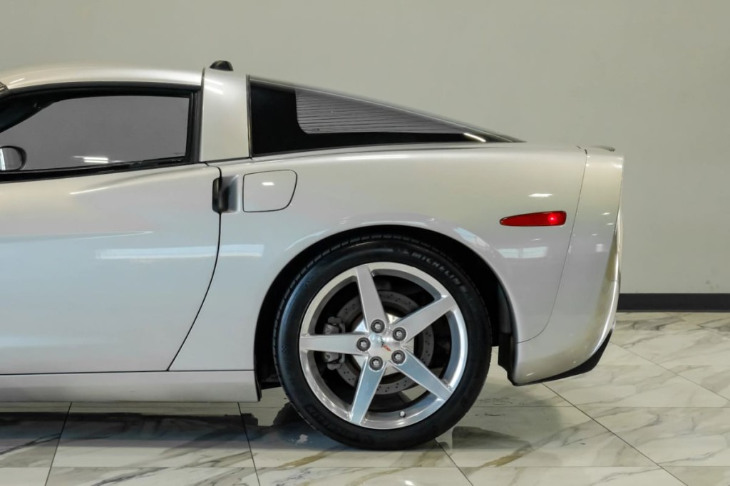 2005 Chevrolet Corvette Image 18