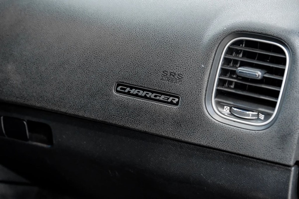 2016 Dodge Charger Image 32