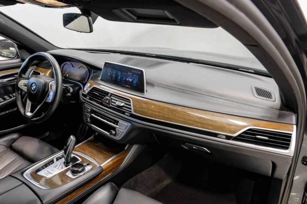 2016 BMW 7 Series Image 18