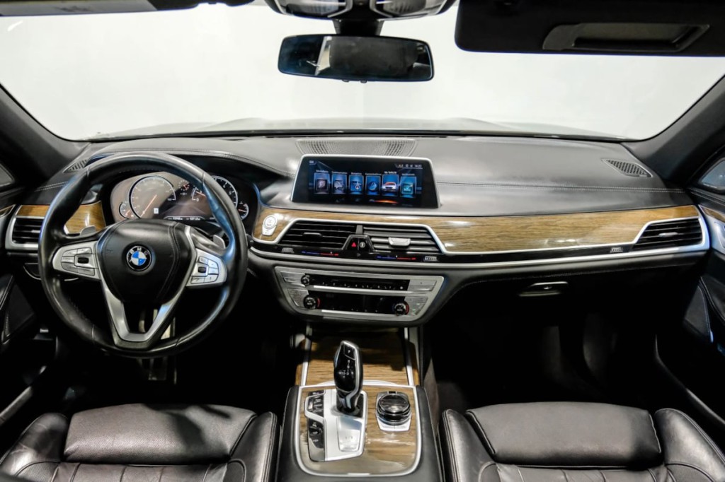 2016 BMW 7 Series Image 19