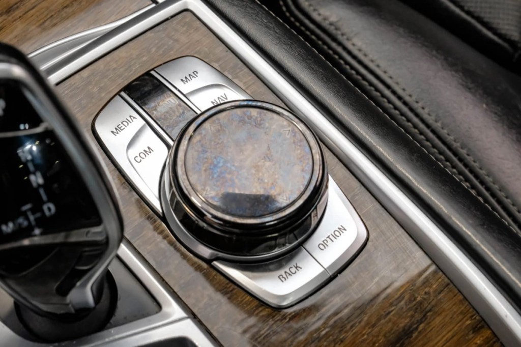2016 BMW 7 Series Image 32