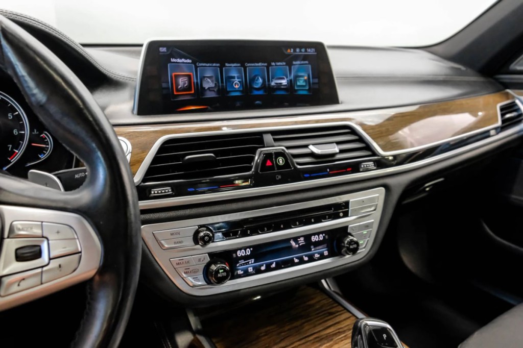 2016 BMW 7 Series Image 33