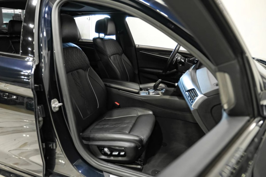 2021 BMW 5 Series Image 32