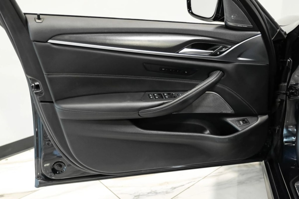 2021 BMW 5 Series Image 39