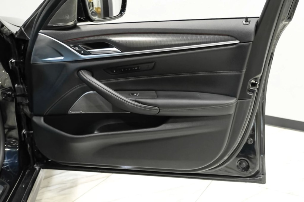 2021 BMW 5 Series Image 41