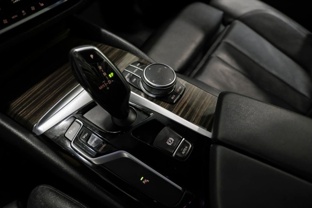 2017 BMW 5 Series Image 25