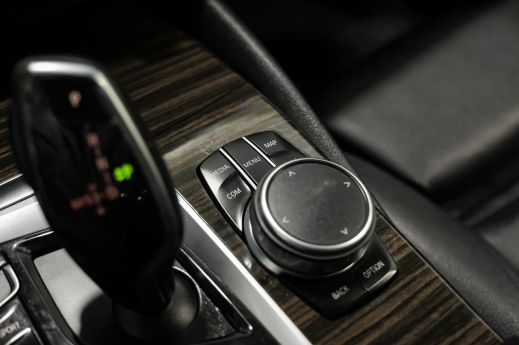 2017 BMW 5 Series Image 26
