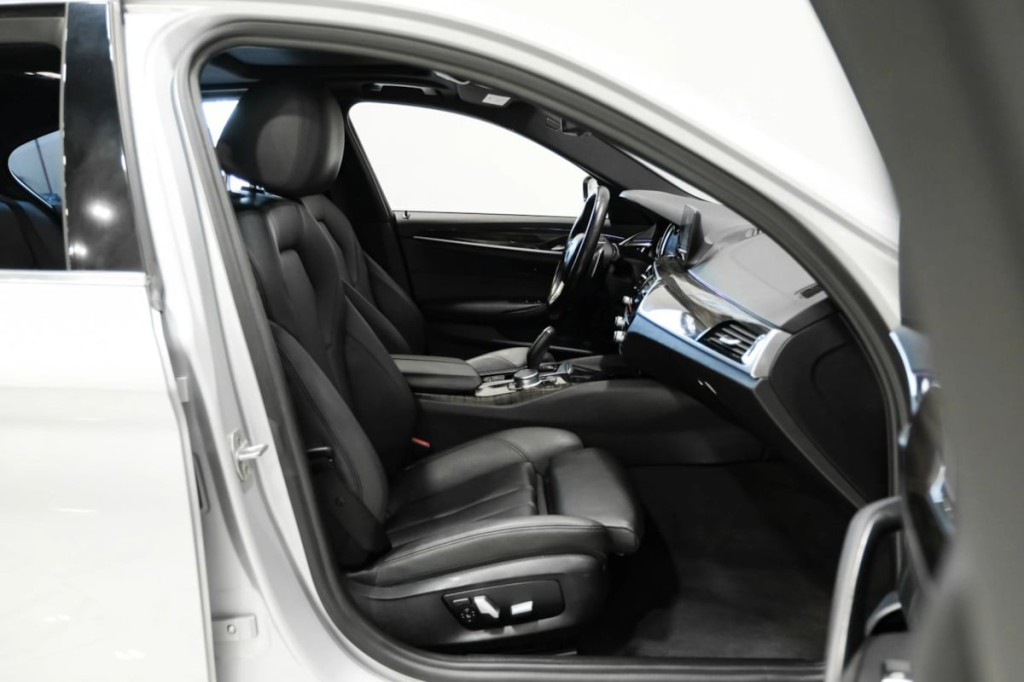 2017 BMW 5 Series Image 32