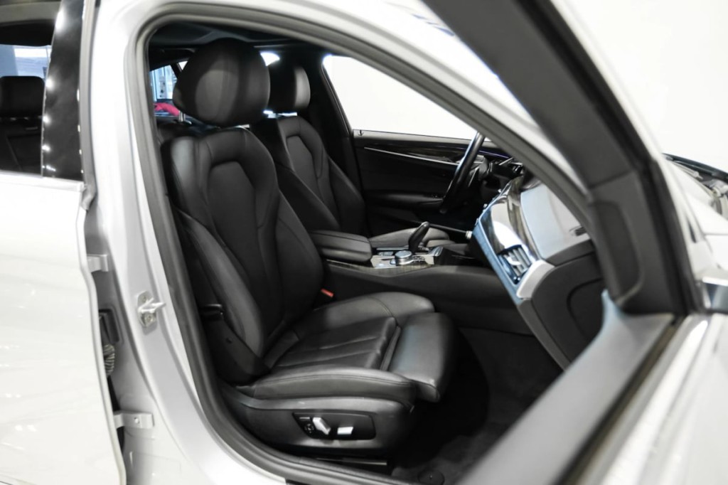 2017 BMW 5 Series Image 33