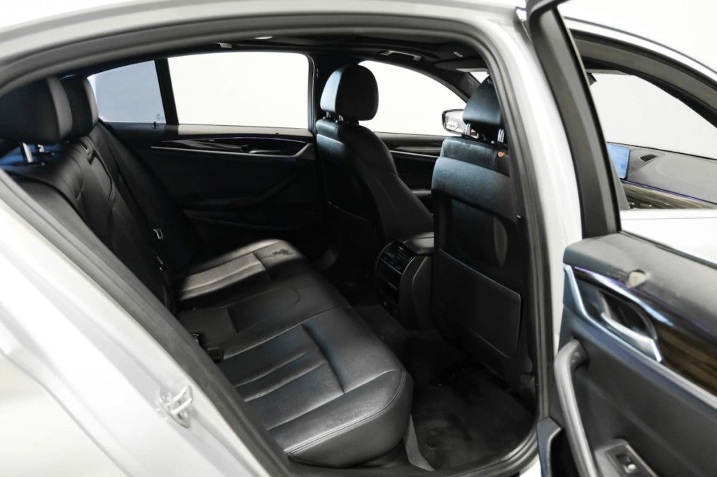2017 BMW 5 Series Image 35