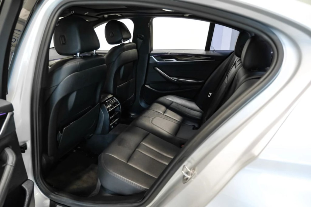 2017 BMW 5 Series Image 36