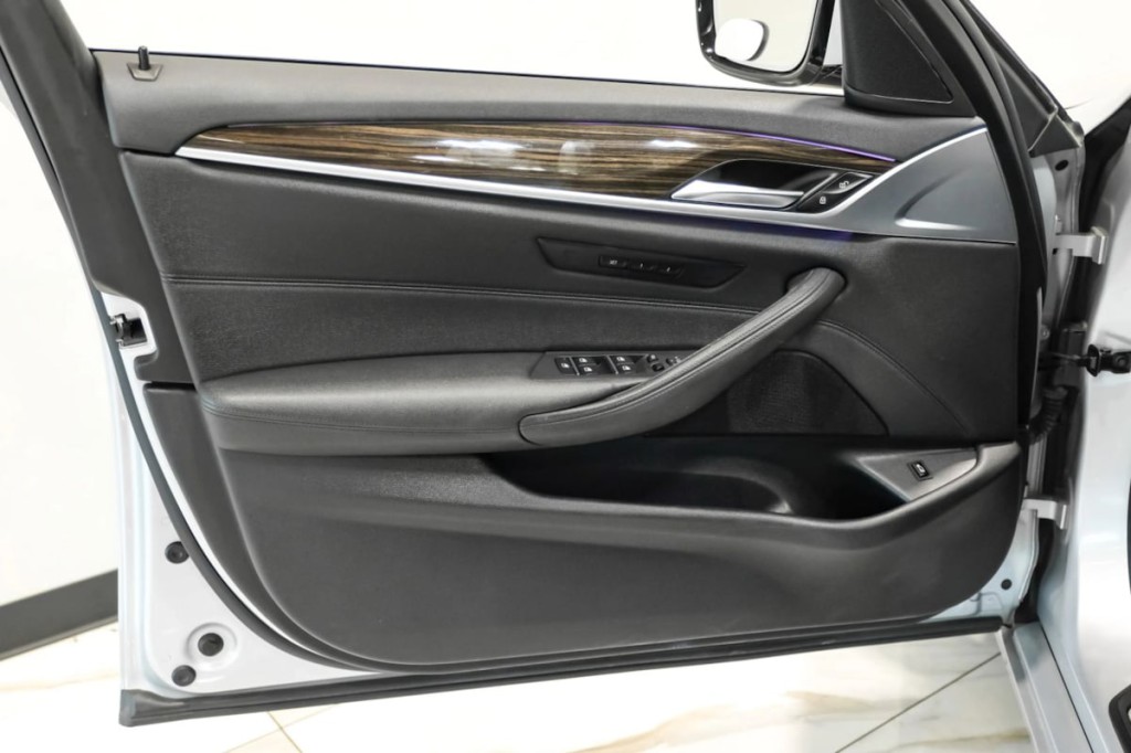 2017 BMW 5 Series Image 40
